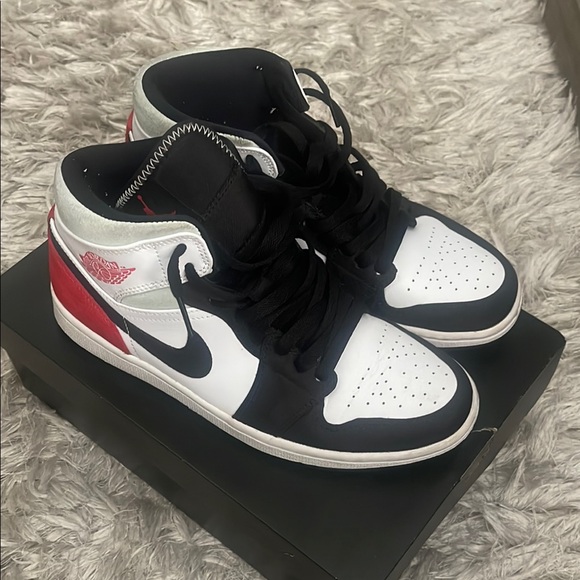 jordan 1 mid 7.5